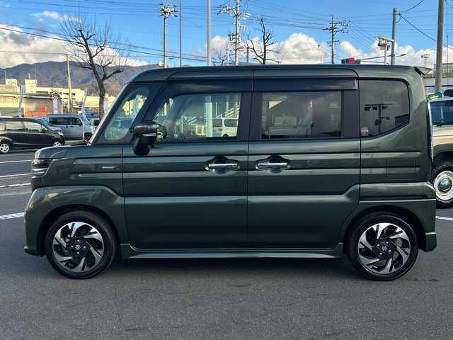 スズキ スペーシア カスタム HYBRID XS 長野県 2024(令6)年 0.4万km クールカーキPM 禁煙車/社外8インチナビ（CD/DVD/フルセグTV/Bluetooth）/セーフティサポート/・デュアルセンサーブレーキサポート/・誤発進抑制機能/・車線逸脱警報機能/・ふらつき警報機能/・先行車発進お知らせ機能/・ハイビームアシスト/・後退時ブレーキサポート/・後方誤発進抑制機能/・リアパーキングセンサー/・アダプティブクルーズコントロール/・標識認識機能/・ヘッドアップディスプレイ/バックカメラ/両側パワースライドドア/前席シートヒーター/ハーフレザーシート/ステアリングヒーター/革巻きステアリング/ステアリングスイッチ/LEDヘッドライト/フォグランプ/オートライト/電動パーキングブレーキ/ブレーキホールド/アイドリングストップ/スマートキー/Pスタート/電動格納ミラー/純正15インチAW/純正フロアマット