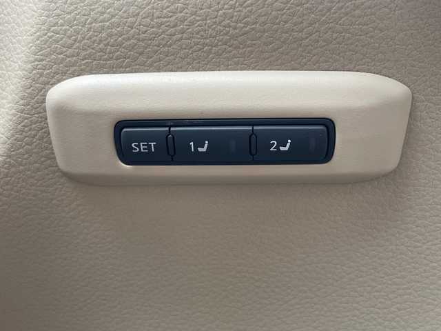 日産 ティアナ XV 岐阜県 2015(平27)年 3.6万km ブリリアントホワイトパール 登録時走行距離35473km/社外ＳＤナビ/フルセグＴＶ/サンルーフ/レザーシート/シートヒーター/エアシート/パワーシート/オットマン/ＥＴＣ/Ｂｌｕｅ　ｔｏｏｔｈ/純正フロアマット/純正アルミホイール/プッシュスタート/ＬＥＤヘッドライト/ABS/横滑り防止装置/コーナーセンサー/レーンキープアシスト/盗難防止装置/オートライト/エアバッグ/衝突被害軽減システム