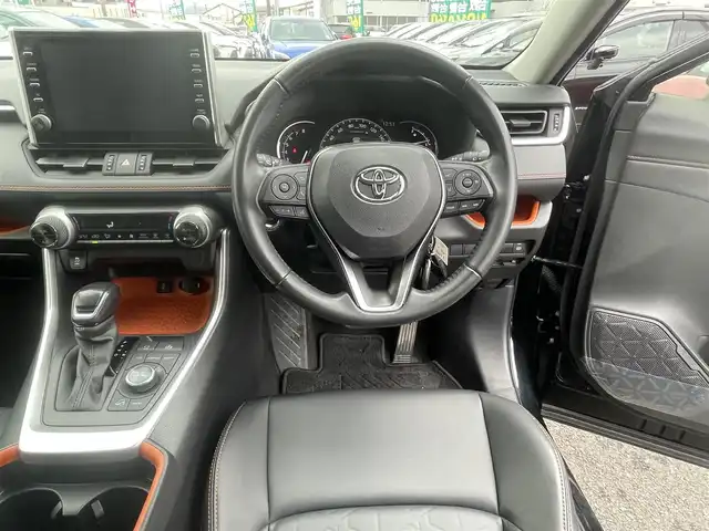 トヨタ ＲＡＶ４ アドベンチャー 島根県 2021(令3)年 6.8万km アティチュードブラックマイカ 4WD/純正ディスプレイオーディオ　/(フルセグTV/Ｂｌｕｅｔｏｏｔｈ接続)/前方ドライブレコーダー　/ＥＴＣ　/バックカメラ　/レーダークルーズコントロール　/ブラインドスポットモニター/前後コーナーセンサー/レーンアシスト/プリクラッシュセーフティ/レザーシート(黒)　/運転席パワーシート　/オートハイビーム／ライト　/純正LEDヘッドライト　/純正１９インチアルミホイール/純正フロアマット/スペアキー1本