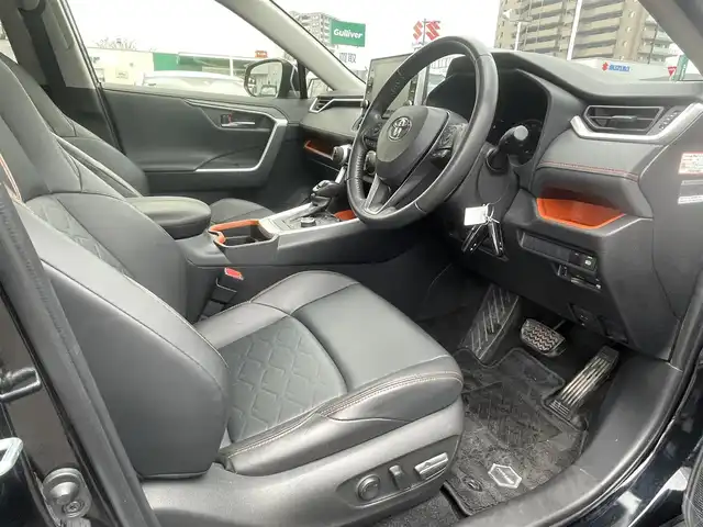 トヨタ ＲＡＶ４ アドベンチャー 島根県 2021(令3)年 6.8万km アティチュードブラックマイカ 4WD/純正ディスプレイオーディオ　/(フルセグTV/Ｂｌｕｅｔｏｏｔｈ接続)/前方ドライブレコーダー　/ＥＴＣ　/バックカメラ　/レーダークルーズコントロール　/ブラインドスポットモニター/前後コーナーセンサー/レーンアシスト/プリクラッシュセーフティ/レザーシート(黒)　/運転席パワーシート　/オートハイビーム／ライト　/純正LEDヘッドライト　/純正１９インチアルミホイール/純正フロアマット/スペアキー1本