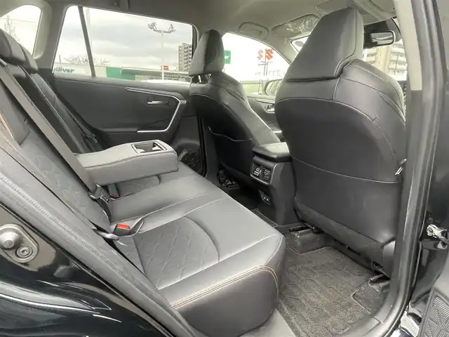 トヨタ ＲＡＶ４ アドベンチャー 島根県 2021(令3)年 6.8万km アティチュードブラックマイカ 4WD/純正ディスプレイオーディオ　/(フルセグTV/Ｂｌｕｅｔｏｏｔｈ接続)/前方ドライブレコーダー　/ＥＴＣ　/バックカメラ　/レーダークルーズコントロール　/ブラインドスポットモニター/前後コーナーセンサー/レーンアシスト/プリクラッシュセーフティ/レザーシート(黒)　/運転席パワーシート　/オートハイビーム／ライト　/純正LEDヘッドライト　/純正１９インチアルミホイール/純正フロアマット/スペアキー1本