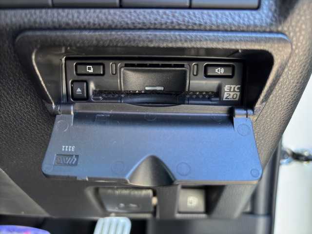 トヨタ ＲＡＶ４ HV アドベンチャー オフロードPKGⅡ 大分県 2023(令5)年 1.7万km スーパーホワイトⅡ ４WD/純正ディスプレイオーディオ/BluetoothAudio/ステアリングスイッチ/バックカメラ/純正18インチアルミホイール/ブラインドスポットモニター/オートマチックハイビーム/前後ドライブレコーダー/パワーバックドア/AAC/ヒートシーター/エアシート/純正AW18インチ/横滑り防止機能/盗難防止機能/オートライト/LEDヘッドライト/ブレーキホールド/電動格納ミラー/車線逸脱警報/フォグランプ