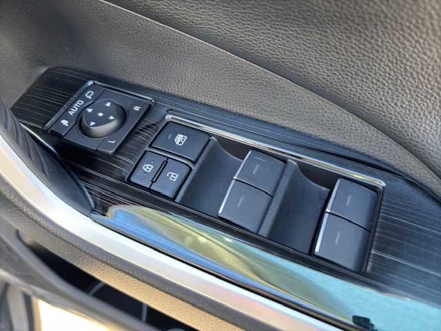 トヨタ ＲＡＶ４ HV アドベンチャー オフロードPKGⅡ 大分県 2023(令5)年 1.7万km スーパーホワイトⅡ ４WD/純正ディスプレイオーディオ/BluetoothAudio/ステアリングスイッチ/バックカメラ/純正18インチアルミホイール/ブラインドスポットモニター/オートマチックハイビーム/前後ドライブレコーダー/パワーバックドア/AAC/ヒートシーター/エアシート/純正AW18インチ/横滑り防止機能/盗難防止機能/オートライト/LEDヘッドライト/ブレーキホールド/電動格納ミラー/車線逸脱警報/フォグランプ