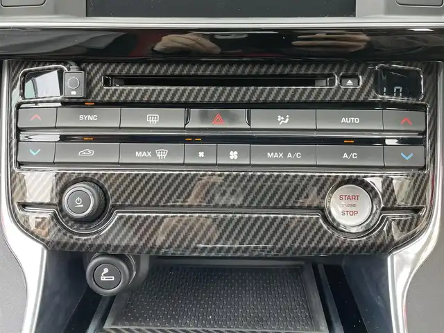 ジャガー ＸＥ XE S 愛知県 2016(平28)年 3.7万km 赤 メーカーナビ/サンルーフ/MERIDIANプレミアムサウンド/レッドキャリパー/パワーシート/ハーフレザーシート/バックカメラ/純正２０インチアルミホイール/カーボンサイドミラー/ETC/コーナーセンサー/ダイヤル式シフト