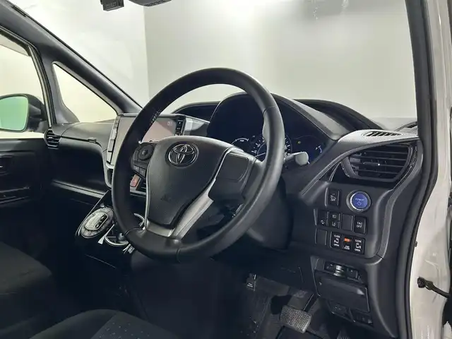 トヨタ ノア ハイブリッド G 佐賀県 2017(平29)年 4.9万km ホワイトパールクリスタルシャイン 社外アルパイン製11インチナビ【EX11Z】/【フルセグTV.CD.DVD.Bluetooth】/社外アルパイン製10.1インチフリップダウンモニター/バックカメラ/衝突被害軽システム/クルーズコントロール/車線逸脱警報/オートライト/オートマチックハイビーム/前方ドライブレコーダー/LEDヘッドライト/フォグライト/ビルトインETC/両側パワースライドドア/運転席・助手席シートヒーター/後席サンシェード/ISOFIX対応シート/シートバックテーブル/純正フロアマット/純正15インチアルミホイール/スマートキー/スペアキー×1/ウォークスルー/純正ドアバイザー