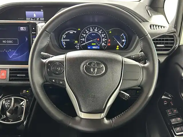 トヨタ ノア ハイブリッド G 佐賀県 2017(平29)年 4.9万km ホワイトパールクリスタルシャイン 社外アルパイン製11インチナビ【EX11Z】/【フルセグTV.CD.DVD.Bluetooth】/社外アルパイン製10.1インチフリップダウンモニター/バックカメラ/衝突被害軽システム/クルーズコントロール/車線逸脱警報/オートライト/オートマチックハイビーム/前方ドライブレコーダー/LEDヘッドライト/フォグライト/ビルトインETC/両側パワースライドドア/運転席・助手席シートヒーター/後席サンシェード/ISOFIX対応シート/シートバックテーブル/純正フロアマット/純正15インチアルミホイール/スマートキー/スペアキー×1/ウォークスルー/純正ドアバイザー