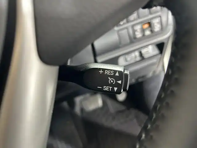 トヨタ ノア ハイブリッド G 佐賀県 2017(平29)年 4.9万km ホワイトパールクリスタルシャイン 社外アルパイン製11インチナビ【EX11Z】/【フルセグTV.CD.DVD.Bluetooth】/社外アルパイン製10.1インチフリップダウンモニター/バックカメラ/衝突被害軽システム/クルーズコントロール/車線逸脱警報/オートライト/オートマチックハイビーム/前方ドライブレコーダー/LEDヘッドライト/フォグライト/ビルトインETC/両側パワースライドドア/運転席・助手席シートヒーター/後席サンシェード/ISOFIX対応シート/シートバックテーブル/純正フロアマット/純正15インチアルミホイール/スマートキー/スペアキー×1/ウォークスルー/純正ドアバイザー
