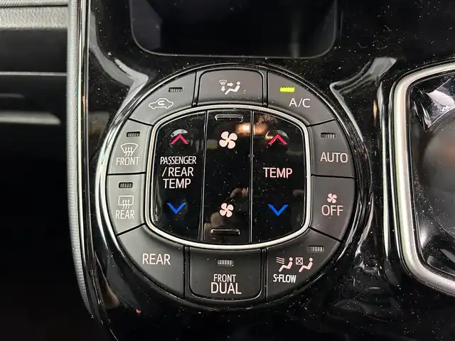 トヨタ ノア ハイブリッド G 佐賀県 2017(平29)年 4.9万km ホワイトパールクリスタルシャイン 社外アルパイン製11インチナビ【EX11Z】/【フルセグTV.CD.DVD.Bluetooth】/社外アルパイン製10.1インチフリップダウンモニター/バックカメラ/衝突被害軽システム/クルーズコントロール/車線逸脱警報/オートライト/オートマチックハイビーム/前方ドライブレコーダー/LEDヘッドライト/フォグライト/ビルトインETC/両側パワースライドドア/運転席・助手席シートヒーター/後席サンシェード/ISOFIX対応シート/シートバックテーブル/純正フロアマット/純正15インチアルミホイール/スマートキー/スペアキー×1/ウォークスルー/純正ドアバイザー