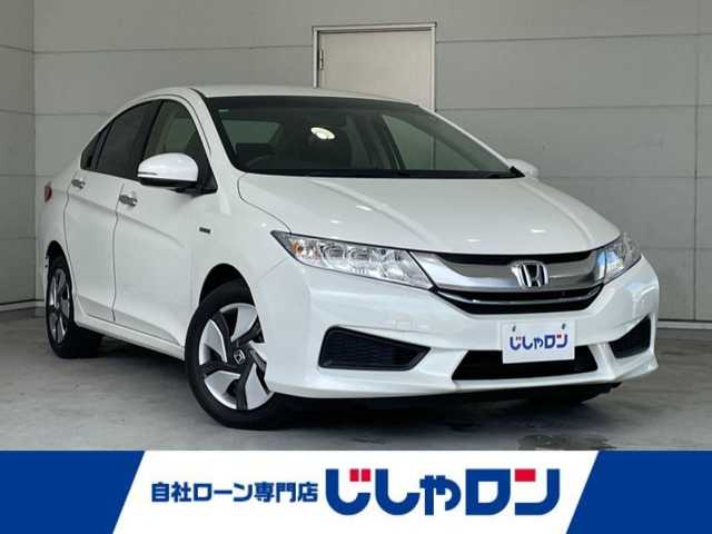 ホンダ グレイス ハイブリッド LX 沖縄県 2014(平26)年 5.1万km ホワイトオーキッドパール (株)IDOMが運営する【じしゃロンコザ店】の自社ローン専用車両になりますこちらは現金またはオートローンご利用時の価格です。自社ローンご希望の方は別途その旨お申付け下さい/・本土仕入/・純正ナビ/・バックカメラ/・Bluetooth接続/・TV/・DVD再生/・ETC/・プッシュスタート/・スマートキー/・クルーズコントロール/・純正フロアマット/・オートライト