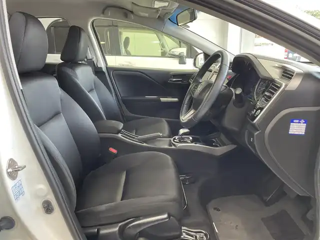 ホンダ グレイス ハイブリッド LX 沖縄県 2014(平26)年 5.1万km ホワイトオーキッドパール (株)IDOMが運営する【じしゃロンコザ店】の自社ローン専用車両になりますこちらは現金またはオートローンご利用時の価格です。自社ローンご希望の方は別途その旨お申付け下さい/・本土仕入/・純正ナビ/・バックカメラ/・Bluetooth接続/・TV/・DVD再生/・ETC/・プッシュスタート/・スマートキー/・クルーズコントロール/・純正フロアマット/・オートライト