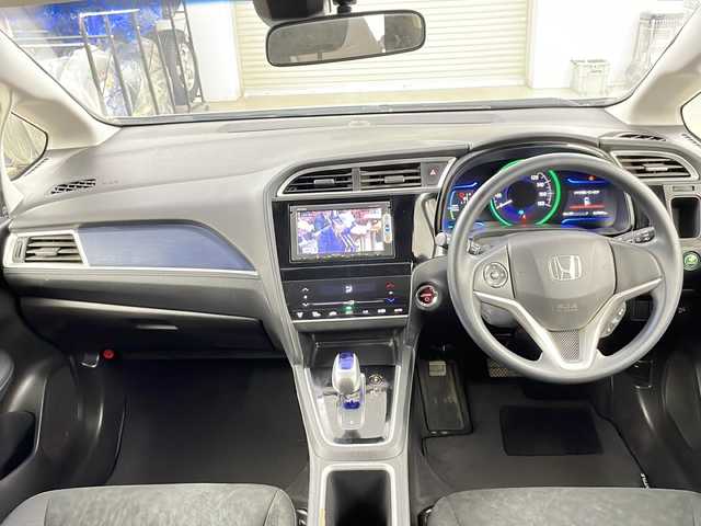 ホンダ シャトル ハイブリッド 道央・札幌 2015(平27)年 4.8万km アラバスターシルバーメタリック ・４WD/・シティブレーキアクティブシステム/・コンフォートビューパッケージ/・あんしんパッケージ/・純正インターナビ（VXM-１５５VSi）/・CD/DVD/SD/BT/ワンセグ/・バックカメラ/・アイドリングストップ/・ウィンカーミラー/・プッシュスタート/スマートキー/・フォグランプ/・ETC/・冬タイヤAW付き積込み/・横滑り防止装置/・盗難防止装置