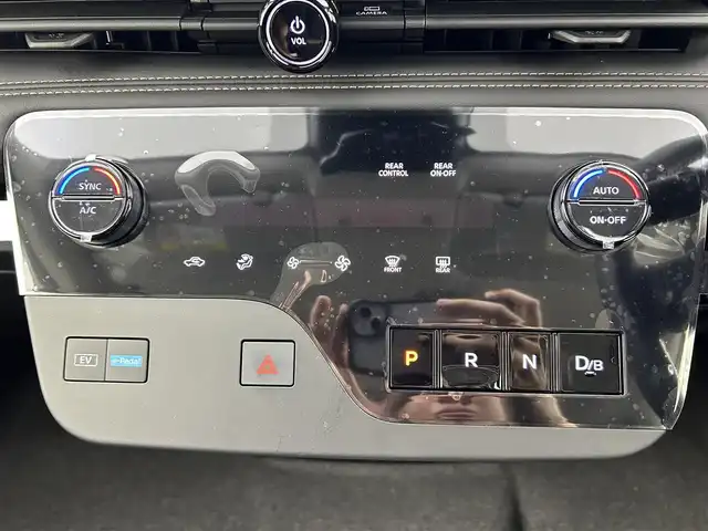 日産 セレナ e－パワー ハイウェイスター V 大阪府 2025(令7)年 0.1千km ブリリアントホワイトパール e-power/プロパイロット/インテリジェントクルーズ/　・車線逸脱/　・側方支援/　・後方支援/　・踏み間違い防止/　・ふらつき警報/純正１２．３ディスプレイオーディオ/　Bluetooth/フルセグ/FM/AM/純正フリップダウンモニター/デジタルインナーミラー/バック・フロント・サイド・全方位カメラ/ビルトインETC2.0/両側パワースライド/ワイヤレス充電器/純正15インチアルミ