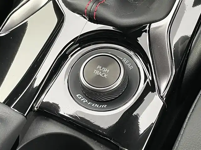 トヨタ ＧＲカローラ RZ 東京都 2024(令6)年 0.2万km プラチナホワイトパールマイカ 304馬力/カーボンルーフ/純正ディスプレイオーディオ/フルセグTV/Bluetooth/AppleCarplay/androidauto/バックカメラ/セーフティセンス/プリクラッシュセーフティ/レーントレーシングアシスト/オートハイビーム/ヘッドアップディスプレイ/ブラインドスポットアシスト/レーダークルーズコントロール/ハーフレザーシート/ビルトインETC2.0