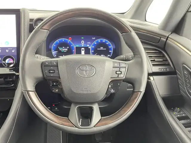 トヨタ アルファード Z 千葉県 2023(令5)年 0.9万km プラチナホワイトパールマイカ 禁煙車/トヨタセーフティーセンス/・プリクラッシュセーフティ/・レーントレーシングアシスト/・レーンディパーチャーアラート/・ロードサインアシスト/・レーダークルーズコントロール/・オートマチックハイビーム/左右独立ムーンルーフ/両側パワースライドドア/純正12.3インチナビ/・フルセグTV/Bluetooth/MiraCast/・バックカメラ/・パノラミックビューモニター/純正フリップダウンモニター/デジタルインナーミラー/ブラインドスポットモニター/メモリ式パワーシート/快適温熱シート/ベンチレーション/ステアリングヒーター/オットマン/ビルトインETC2.0/ワイヤレス充電/左右独立エアコン/電動パーキング/オートブレーキホールド/パワーバックドア/純正18インチアルミホイール/LED三眼オートヘッドライト/シーケンシャルウィンカー/プッシュスタート/スマートキー