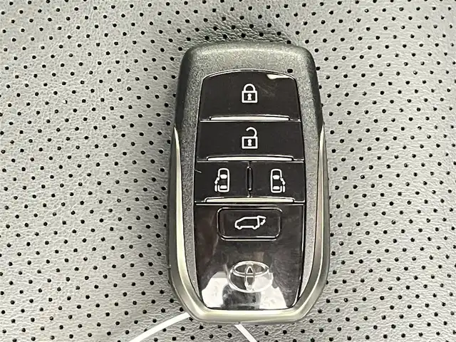 トヨタ アルファード Z 千葉県 2023(令5)年 0.9万km プラチナホワイトパールマイカ 禁煙車/トヨタセーフティーセンス/・プリクラッシュセーフティ/・レーントレーシングアシスト/・レーンディパーチャーアラート/・ロードサインアシスト/・レーダークルーズコントロール/・オートマチックハイビーム/左右独立ムーンルーフ/両側パワースライドドア/純正12.3インチナビ/・フルセグTV/Bluetooth/MiraCast/・バックカメラ/・パノラミックビューモニター/純正フリップダウンモニター/デジタルインナーミラー/ブラインドスポットモニター/メモリ式パワーシート/快適温熱シート/ベンチレーション/ステアリングヒーター/オットマン/ビルトインETC2.0/ワイヤレス充電/左右独立エアコン/電動パーキング/オートブレーキホールド/パワーバックドア/純正18インチアルミホイール/LED三眼オートヘッドライト/シーケンシャルウィンカー/プッシュスタート/スマートキー