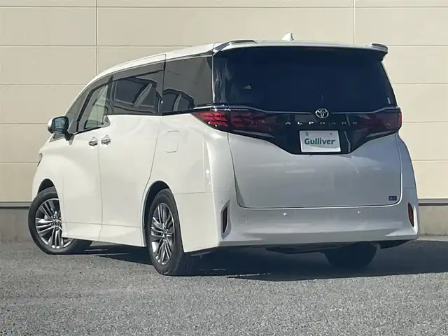 トヨタ アルファード Z 茨城県 2023(令5)年 0.9万km プラチナホワイトパールマイカ 禁煙車/トヨタセーフティーセンス/・プリクラッシュセーフティ/・レーントレーシングアシスト/・レーンディパーチャーアラート/・ロードサインアシスト/・レーダークルーズコントロール/・オートマチックハイビーム/左右独立ムーンルーフ/両側パワースライドドア/純正12.3インチナビ/・フルセグTV/Bluetooth/MiraCast/・バックカメラ/・パノラミックビューモニター/純正フリップダウンモニター/デジタルインナーミラー/ブラインドスポットモニター/メモリ式パワーシート/快適温熱シート/ベンチレーション/ステアリングヒーター/オットマン/ビルトインETC2.0/ワイヤレス充電/左右独立エアコン/電動パーキング/オートブレーキホールド/パワーバックドア/純正18インチアルミホイール/LED三眼オートヘッドライト/シーケンシャルウィンカー/プッシュスタート/スマートキー