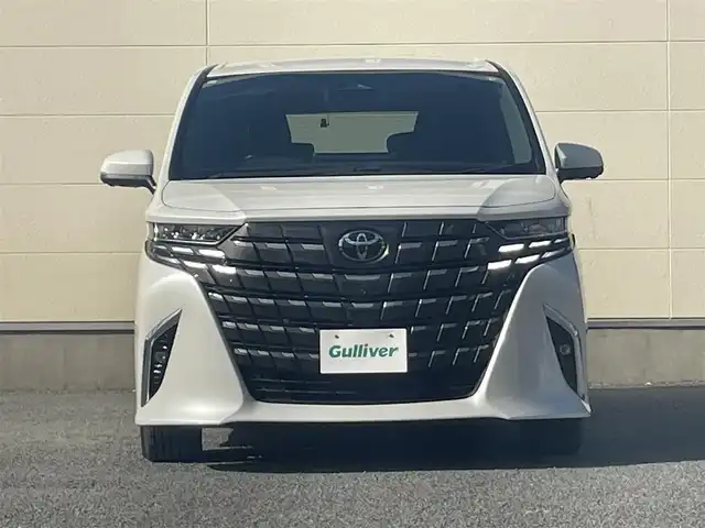 トヨタ アルファード Z 茨城県 2023(令5)年 0.9万km プラチナホワイトパールマイカ 禁煙車/トヨタセーフティーセンス/・プリクラッシュセーフティ/・レーントレーシングアシスト/・レーンディパーチャーアラート/・ロードサインアシスト/・レーダークルーズコントロール/・オートマチックハイビーム/左右独立ムーンルーフ/両側パワースライドドア/純正12.3インチナビ/・フルセグTV/Bluetooth/MiraCast/・バックカメラ/・パノラミックビューモニター/純正フリップダウンモニター/デジタルインナーミラー/ブラインドスポットモニター/メモリ式パワーシート/快適温熱シート/ベンチレーション/ステアリングヒーター/オットマン/ビルトインETC2.0/ワイヤレス充電/左右独立エアコン/電動パーキング/オートブレーキホールド/パワーバックドア/純正18インチアルミホイール/LED三眼オートヘッドライト/シーケンシャルウィンカー/プッシュスタート/スマートキー