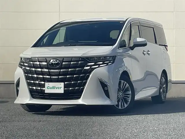トヨタ アルファード Z 茨城県 2023(令5)年 0.9万km プラチナホワイトパールマイカ 禁煙車/トヨタセーフティーセンス/・プリクラッシュセーフティ/・レーントレーシングアシスト/・レーンディパーチャーアラート/・ロードサインアシスト/・レーダークルーズコントロール/・オートマチックハイビーム/左右独立ムーンルーフ/両側パワースライドドア/純正12.3インチナビ/・フルセグTV/Bluetooth/MiraCast/・バックカメラ/・パノラミックビューモニター/純正フリップダウンモニター/デジタルインナーミラー/ブラインドスポットモニター/メモリ式パワーシート/快適温熱シート/ベンチレーション/ステアリングヒーター/オットマン/ビルトインETC2.0/ワイヤレス充電/左右独立エアコン/電動パーキング/オートブレーキホールド/パワーバックドア/純正18インチアルミホイール/LED三眼オートヘッドライト/シーケンシャルウィンカー/プッシュスタート/スマートキー