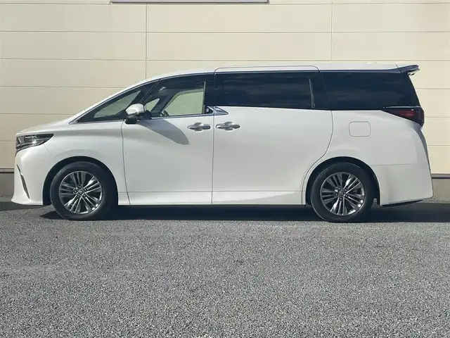 トヨタ アルファード Z 茨城県 2023(令5)年 0.9万km プラチナホワイトパールマイカ 禁煙車/トヨタセーフティーセンス/・プリクラッシュセーフティ/・レーントレーシングアシスト/・レーンディパーチャーアラート/・ロードサインアシスト/・レーダークルーズコントロール/・オートマチックハイビーム/左右独立ムーンルーフ/両側パワースライドドア/純正12.3インチナビ/・フルセグTV/Bluetooth/MiraCast/・バックカメラ/・パノラミックビューモニター/純正フリップダウンモニター/デジタルインナーミラー/ブラインドスポットモニター/メモリ式パワーシート/快適温熱シート/ベンチレーション/ステアリングヒーター/オットマン/ビルトインETC2.0/ワイヤレス充電/左右独立エアコン/電動パーキング/オートブレーキホールド/パワーバックドア/純正18インチアルミホイール/LED三眼オートヘッドライト/シーケンシャルウィンカー/プッシュスタート/スマートキー
