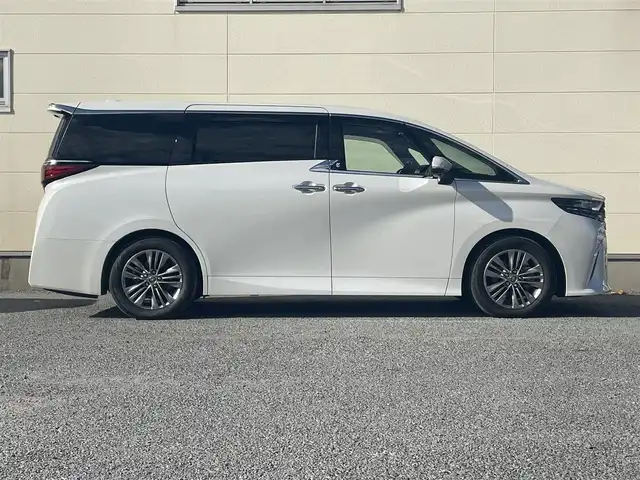トヨタ アルファード Z 茨城県 2023(令5)年 0.9万km プラチナホワイトパールマイカ 禁煙車/トヨタセーフティーセンス/・プリクラッシュセーフティ/・レーントレーシングアシスト/・レーンディパーチャーアラート/・ロードサインアシスト/・レーダークルーズコントロール/・オートマチックハイビーム/左右独立ムーンルーフ/両側パワースライドドア/純正12.3インチナビ/・フルセグTV/Bluetooth/MiraCast/・バックカメラ/・パノラミックビューモニター/純正フリップダウンモニター/デジタルインナーミラー/ブラインドスポットモニター/メモリ式パワーシート/快適温熱シート/ベンチレーション/ステアリングヒーター/オットマン/ビルトインETC2.0/ワイヤレス充電/左右独立エアコン/電動パーキング/オートブレーキホールド/パワーバックドア/純正18インチアルミホイール/LED三眼オートヘッドライト/シーケンシャルウィンカー/プッシュスタート/スマートキー