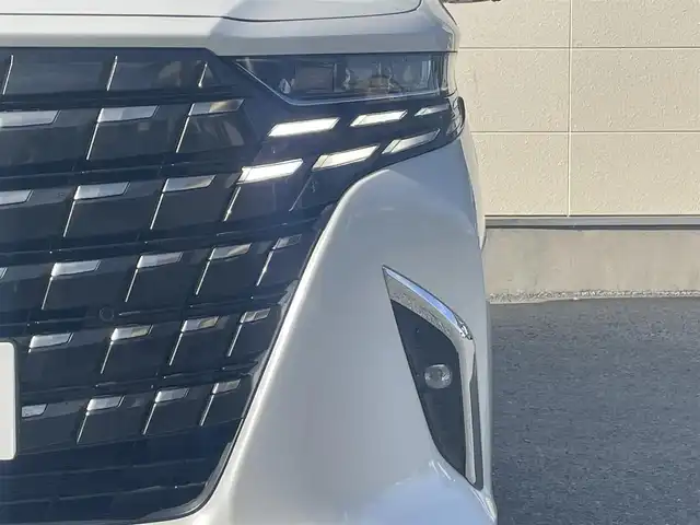 トヨタ アルファード Z 茨城県 2023(令5)年 0.9万km プラチナホワイトパールマイカ 禁煙車/トヨタセーフティーセンス/・プリクラッシュセーフティ/・レーントレーシングアシスト/・レーンディパーチャーアラート/・ロードサインアシスト/・レーダークルーズコントロール/・オートマチックハイビーム/左右独立ムーンルーフ/両側パワースライドドア/純正12.3インチナビ/・フルセグTV/Bluetooth/MiraCast/・バックカメラ/・パノラミックビューモニター/純正フリップダウンモニター/デジタルインナーミラー/ブラインドスポットモニター/メモリ式パワーシート/快適温熱シート/ベンチレーション/ステアリングヒーター/オットマン/ビルトインETC2.0/ワイヤレス充電/左右独立エアコン/電動パーキング/オートブレーキホールド/パワーバックドア/純正18インチアルミホイール/LED三眼オートヘッドライト/シーケンシャルウィンカー/プッシュスタート/スマートキー