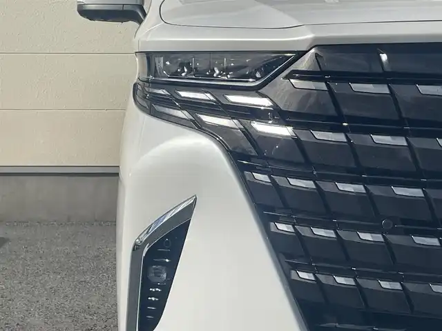 トヨタ アルファード Z 茨城県 2023(令5)年 0.9万km プラチナホワイトパールマイカ 禁煙車/トヨタセーフティーセンス/・プリクラッシュセーフティ/・レーントレーシングアシスト/・レーンディパーチャーアラート/・ロードサインアシスト/・レーダークルーズコントロール/・オートマチックハイビーム/左右独立ムーンルーフ/両側パワースライドドア/純正12.3インチナビ/・フルセグTV/Bluetooth/MiraCast/・バックカメラ/・パノラミックビューモニター/純正フリップダウンモニター/デジタルインナーミラー/ブラインドスポットモニター/メモリ式パワーシート/快適温熱シート/ベンチレーション/ステアリングヒーター/オットマン/ビルトインETC2.0/ワイヤレス充電/左右独立エアコン/電動パーキング/オートブレーキホールド/パワーバックドア/純正18インチアルミホイール/LED三眼オートヘッドライト/シーケンシャルウィンカー/プッシュスタート/スマートキー