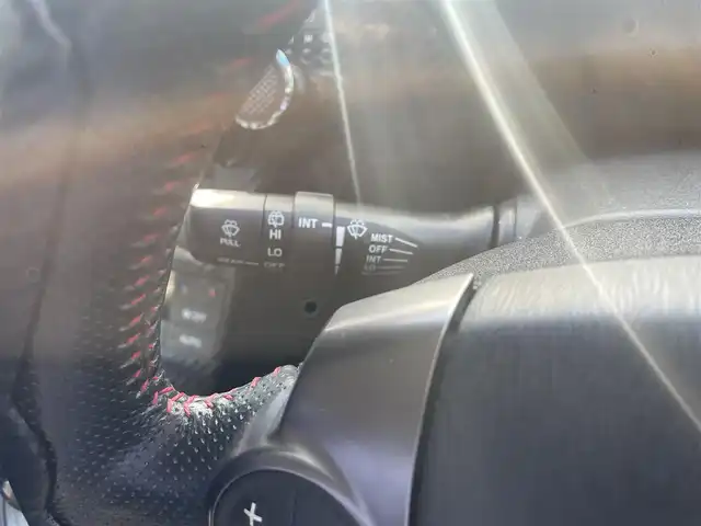 トヨタ プリウス S ツーリングセレ G’s 埼玉県 2015(平27)年 11.1万km ホワイトパールクリスタルシャイン (株)IDOMが運営する【じしゃロン川越店】の自社ローン対象車両になります。こちらは現金ご利用時の価格です。自社ローンご希望の方は別途その旨お申付け下さい。/純正メモリナビ/CD/DVD/BT/フルセグ/バックカメラ/ＥＴＣ/18インチ純正アルミ/ローダウン/スマートキー