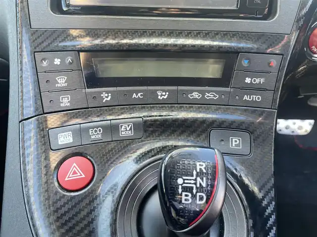 トヨタ プリウス S ツーリングセレ G’s 埼玉県 2015(平27)年 11.1万km ホワイトパールクリスタルシャイン (株)IDOMが運営する【じしゃロン川越店】の自社ローン対象車両になります。こちらは現金ご利用時の価格です。自社ローンご希望の方は別途その旨お申付け下さい。/純正メモリナビ/CD/DVD/BT/フルセグ/バックカメラ/ＥＴＣ/18インチ純正アルミ/ローダウン/スマートキー