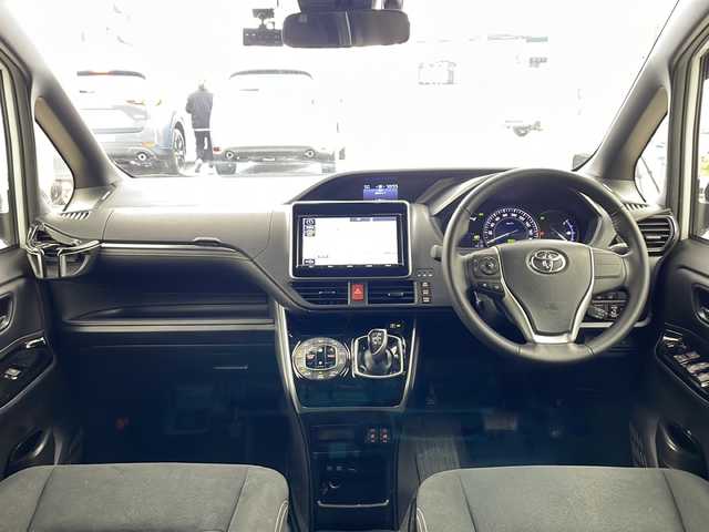 トヨタ エスクァイア ハイブリッド Xi 兵庫県 2018(平30)年 3.4万km ホワイトパールクリスタルシャイン ・ワンオーナー/・トヨタセーフティーセンス/・プリクラッシュセーフティ/・レーンディバチャーアラート/・先行車発進お知らせ/・オートマチックハイビーム/・クルーズコントロール/・純正9インチナビ＆TV＆BT＆HDMI＆DVD/・バックカメラ/・両側パワースライドドア/・スマートキー/・スペアキー/・プッシュスタート/・ビルトインETC/・前方ドライブレコーダー/・前席シートヒーター/・横滑り防止装置/・フロアマット/・ステアリングスイッチ/・後席サンシェード/・LEDライト/・フォグ/・オートライト/・電動格納ミラー/・シートリフター/・純正15インチアルミホイール