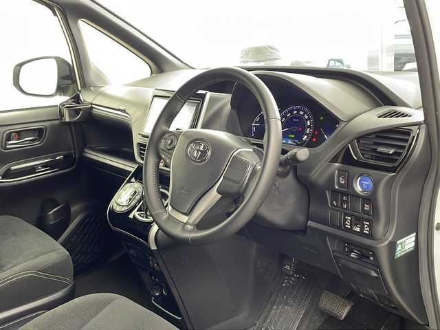 トヨタ エスクァイア ハイブリッド Xi 兵庫県 2018(平30)年 3.4万km ホワイトパールクリスタルシャイン ・ワンオーナー/・トヨタセーフティーセンス/・プリクラッシュセーフティ/・レーンディバチャーアラート/・先行車発進お知らせ/・オートマチックハイビーム/・クルーズコントロール/・純正9インチナビ＆TV＆BT＆HDMI＆DVD/・バックカメラ/・両側パワースライドドア/・スマートキー/・スペアキー/・プッシュスタート/・ビルトインETC/・前方ドライブレコーダー/・前席シートヒーター/・横滑り防止装置/・フロアマット/・ステアリングスイッチ/・後席サンシェード/・LEDライト/・フォグ/・オートライト/・電動格納ミラー/・シートリフター/・純正15インチアルミホイール