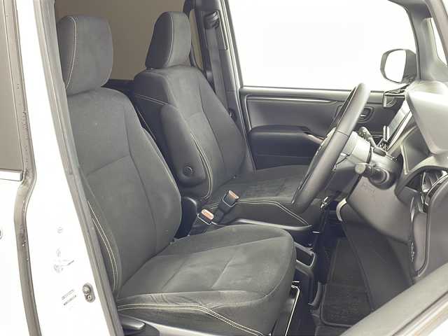 トヨタ エスクァイア ハイブリッド Xi 兵庫県 2018(平30)年 3.4万km ホワイトパールクリスタルシャイン ・ワンオーナー/・トヨタセーフティーセンス/・プリクラッシュセーフティ/・レーンディバチャーアラート/・先行車発進お知らせ/・オートマチックハイビーム/・クルーズコントロール/・純正9インチナビ＆TV＆BT＆HDMI＆DVD/・バックカメラ/・両側パワースライドドア/・スマートキー/・スペアキー/・プッシュスタート/・ビルトインETC/・前方ドライブレコーダー/・前席シートヒーター/・横滑り防止装置/・フロアマット/・ステアリングスイッチ/・後席サンシェード/・LEDライト/・フォグ/・オートライト/・電動格納ミラー/・シートリフター/・純正15インチアルミホイール