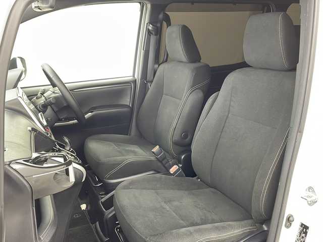 トヨタ エスクァイア ハイブリッド Xi 兵庫県 2018(平30)年 3.4万km ホワイトパールクリスタルシャイン ・ワンオーナー/・トヨタセーフティーセンス/・プリクラッシュセーフティ/・レーンディバチャーアラート/・先行車発進お知らせ/・オートマチックハイビーム/・クルーズコントロール/・純正9インチナビ＆TV＆BT＆HDMI＆DVD/・バックカメラ/・両側パワースライドドア/・スマートキー/・スペアキー/・プッシュスタート/・ビルトインETC/・前方ドライブレコーダー/・前席シートヒーター/・横滑り防止装置/・フロアマット/・ステアリングスイッチ/・後席サンシェード/・LEDライト/・フォグ/・オートライト/・電動格納ミラー/・シートリフター/・純正15インチアルミホイール