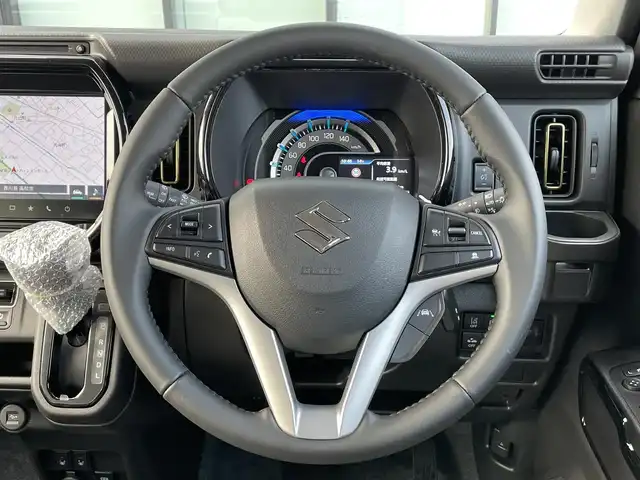 スズキ ハスラー HYBRID X 香川県 2025(令7)年 0.1千km クールカーキパールメタリック/ソフトベージュメタリック HV　X　全方位モニター付きナビゲーション＆スズキセーフティサポート(217800円)/登録時走行距離：5km/届出済未使用車/メーカー純正9型メモリナビ/　CD DVD BT フルセグTV/全方位カメラ/デュアルカメラブレーキサポート/レーンキープアシスト/レーダークルーズコントロール/クリアランスソナー/LEDヘッドライト/オートライト/フォグランプ/レベライザヘッドライト/横滑り防止装置/アイドリングストップ/ハーフレザーシート/シートヒーター/革巻きステアリング/ステアリングスイッチ/プッシュスタート/スマートキー/スペアキー/取扱説明書/保証書