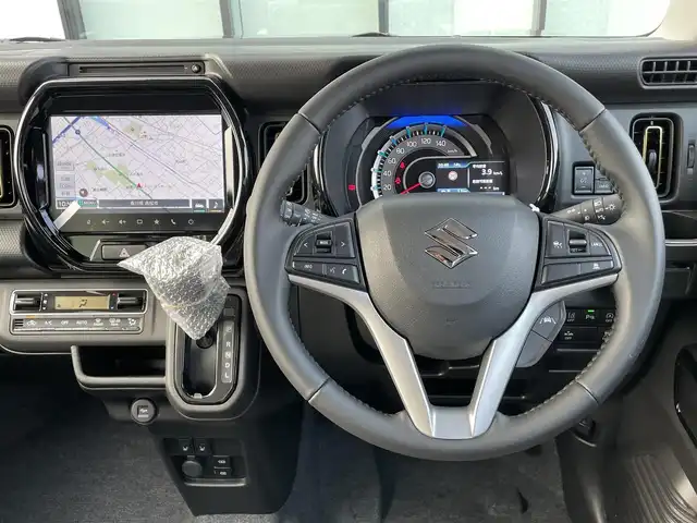スズキ ハスラー HYBRID X 香川県 2025(令7)年 0.1千km クールカーキパールメタリック/ソフトベージュメタリック HV　X　全方位モニター付きナビゲーション＆スズキセーフティサポート(217800円)/登録時走行距離：5km/届出済未使用車/メーカー純正9型メモリナビ/　CD DVD BT フルセグTV/全方位カメラ/デュアルカメラブレーキサポート/レーンキープアシスト/レーダークルーズコントロール/クリアランスソナー/LEDヘッドライト/オートライト/フォグランプ/レベライザヘッドライト/横滑り防止装置/アイドリングストップ/ハーフレザーシート/シートヒーター/革巻きステアリング/ステアリングスイッチ/プッシュスタート/スマートキー/スペアキー/取扱説明書/保証書