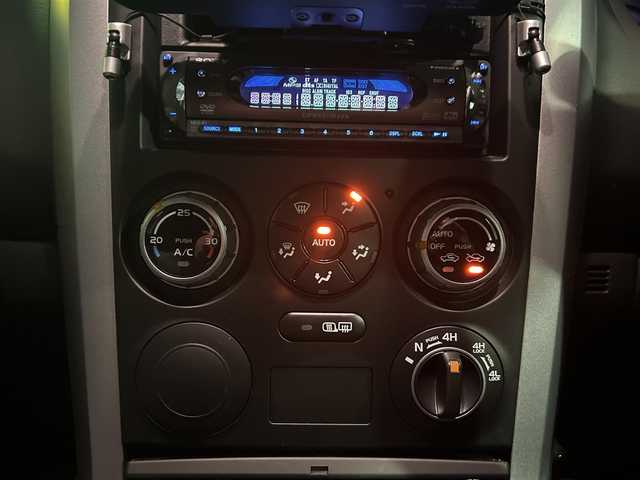 スズキ エスクード 2．7 ヘリーハンセンリミテッド 東京都 2007(平19)年 0.8万km キャッツアイブルーメタリック ワンオーナー/フルタイム４WD/サンルーフ/社外オーディオ/シートヒーター/社外１７インチアルミホイール/純正フロアマット/TERZOルーフキャリア/HELLY　HANSENラケッジマット/ドアバイザー/電動格納ミラー/保証書/取扱説明書