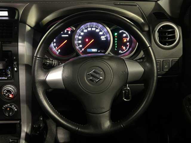 スズキ エスクード 2．7 ヘリーハンセンリミテッド 東京都 2007(平19)年 0.8万km キャッツアイブルーメタリック ワンオーナー/フルタイム４WD/サンルーフ/社外オーディオ/シートヒーター/社外１７インチアルミホイール/純正フロアマット/TERZOルーフキャリア/HELLY　HANSENラケッジマット/ドアバイザー/電動格納ミラー/保証書/取扱説明書