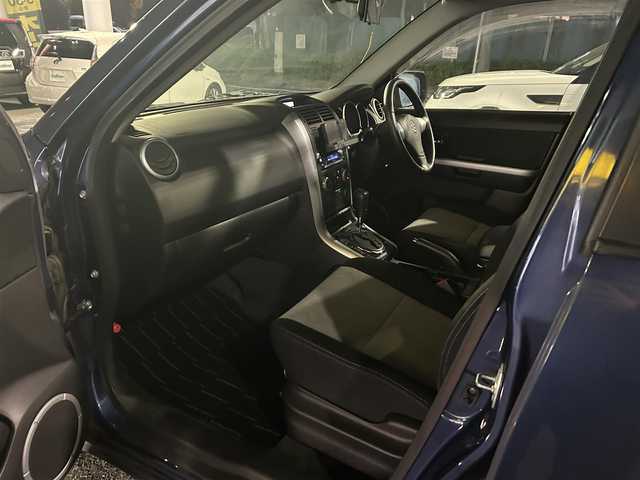 スズキ エスクード 2．7 ヘリーハンセンリミテッド 東京都 2007(平19)年 0.8万km キャッツアイブルーメタリック ワンオーナー/フルタイム４WD/サンルーフ/社外オーディオ/シートヒーター/社外１７インチアルミホイール/純正フロアマット/TERZOルーフキャリア/HELLY　HANSENラケッジマット/ドアバイザー/電動格納ミラー/保証書/取扱説明書