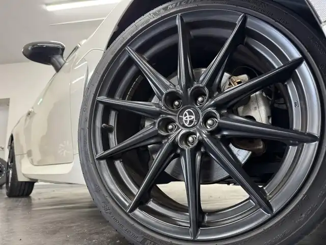 トヨタ ＧＲ８６ RZ 三重県 2022(令4)年 3.2万km クリスタルホワイトパール プレミアムガソリン/FR/6F/トヨタ純正 9インチナビ NSZT-Y68T/（FM/AM/CD/DVD/SD/SDREC/Bluetooth/TV）/安全/・後側方警戒支援システム［BSD］/・リヤクロストラフィックアラート［RCTA］/・VSC（横滑り防止機能）/・EBD付ABS/・SRS サイド＆カーテンシールドエアバッグ/装備/・ステアリング連動ヘッドライト［SRH］/・左右独立温度独立調整オートエアコン/・定速クルーズコントロール/・ステアリングスイッチ/・オートライト/・LEDヘッドライト/・リヤフォグライト/・充電用USBジャックx2/・走行制御モード（スポーツ/スノー）/・TRACKモード/・プッシュスタート/・スマートキーx2/・BOXERメーター（7インチカラー×液晶メーター）/・純正18inAW/・保/取/ナビ取/など