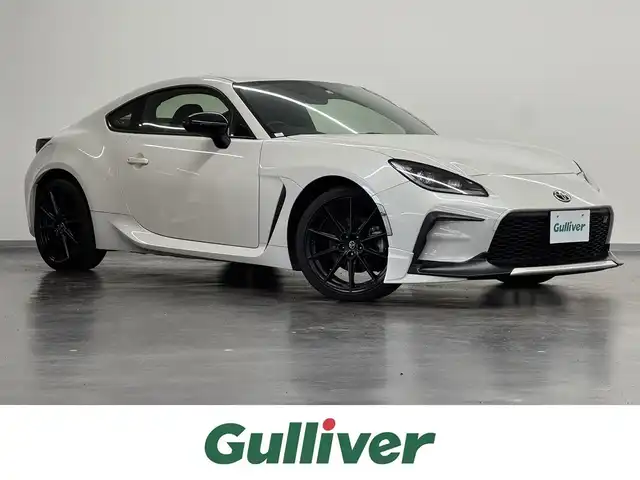トヨタ ＧＲ８６ RZ 三重県 2022(令4)年 3.2万km クリスタルホワイトパール プレミアムガソリン/FR/6F/トヨタ純正 9インチナビ NSZT-Y68T/（FM/AM/CD/DVD/SD/SDREC/Bluetooth/TV）/安全/・後側方警戒支援システム［BSD］/・リヤクロストラフィックアラート［RCTA］/・VSC（横滑り防止機能）/・EBD付ABS/・SRS サイド＆カーテンシールドエアバッグ/装備/・ステアリング連動ヘッドライト［SRH］/・左右独立温度独立調整オートエアコン/・定速クルーズコントロール/・ステアリングスイッチ/・オートライト/・LEDヘッドライト/・リヤフォグライト/・充電用USBジャックx2/・走行制御モード（スポーツ/スノー）/・TRACKモード/・プッシュスタート/・スマートキーx2/・BOXERメーター（7インチカラー×液晶メーター）/・純正18inAW/・保/取/ナビ取/など
