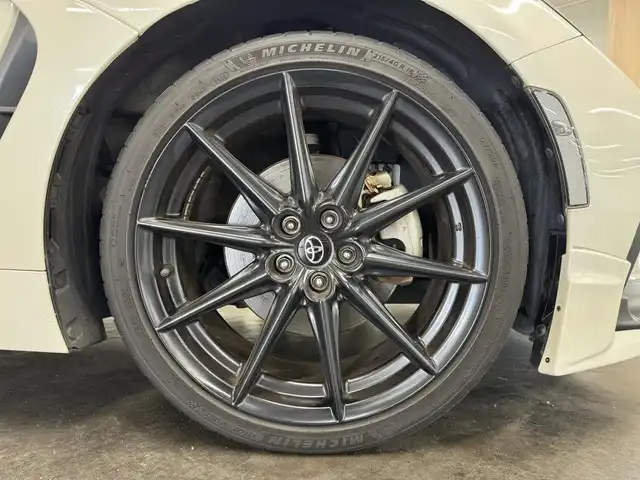 トヨタ ＧＲ８６ RZ 三重県 2022(令4)年 3.2万km クリスタルホワイトパール プレミアムガソリン/FR/6F/トヨタ純正 9インチナビ NSZT-Y68T/（FM/AM/CD/DVD/SD/SDREC/Bluetooth/TV）/安全/・後側方警戒支援システム［BSD］/・リヤクロストラフィックアラート［RCTA］/・VSC（横滑り防止機能）/・EBD付ABS/・SRS サイド＆カーテンシールドエアバッグ/装備/・ステアリング連動ヘッドライト［SRH］/・左右独立温度独立調整オートエアコン/・定速クルーズコントロール/・ステアリングスイッチ/・オートライト/・LEDヘッドライト/・リヤフォグライト/・充電用USBジャックx2/・走行制御モード（スポーツ/スノー）/・TRACKモード/・プッシュスタート/・スマートキーx2/・BOXERメーター（7インチカラー×液晶メーター）/・純正18inAW/・保/取/ナビ取/など