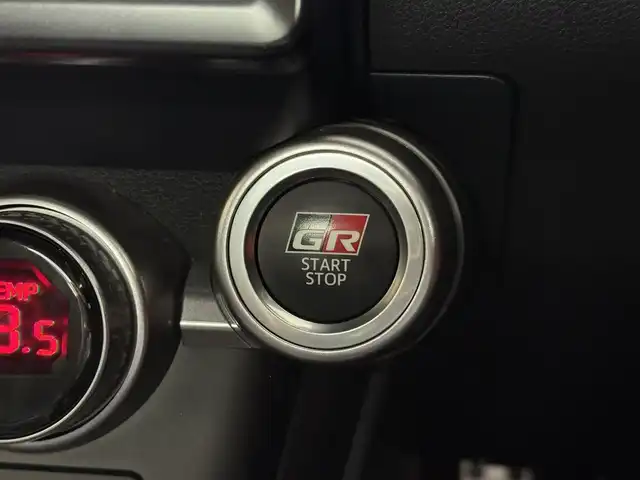 トヨタ ＧＲ８６ RZ 三重県 2022(令4)年 3.2万km クリスタルホワイトパール プレミアムガソリン/FR/6F/トヨタ純正 9インチナビ NSZT-Y68T/（FM/AM/CD/DVD/SD/SDREC/Bluetooth/TV）/安全/・後側方警戒支援システム［BSD］/・リヤクロストラフィックアラート［RCTA］/・VSC（横滑り防止機能）/・EBD付ABS/・SRS サイド＆カーテンシールドエアバッグ/装備/・ステアリング連動ヘッドライト［SRH］/・左右独立温度独立調整オートエアコン/・定速クルーズコントロール/・ステアリングスイッチ/・オートライト/・LEDヘッドライト/・リヤフォグライト/・充電用USBジャックx2/・走行制御モード（スポーツ/スノー）/・TRACKモード/・プッシュスタート/・スマートキーx2/・BOXERメーター（7インチカラー×液晶メーター）/・純正18inAW/・保/取/ナビ取/など
