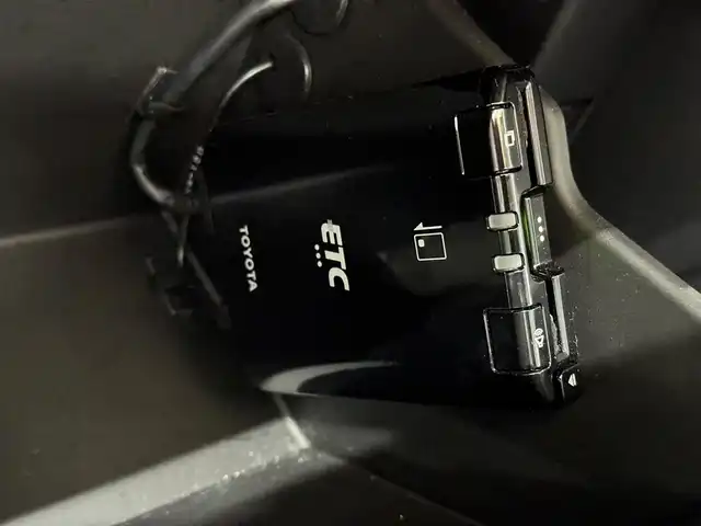 トヨタ ＧＲ８６ RZ 三重県 2022(令4)年 3.2万km クリスタルホワイトパール プレミアムガソリン/FR/6F/トヨタ純正 9インチナビ NSZT-Y68T/（FM/AM/CD/DVD/SD/SDREC/Bluetooth/TV）/安全/・後側方警戒支援システム［BSD］/・リヤクロストラフィックアラート［RCTA］/・VSC（横滑り防止機能）/・EBD付ABS/・SRS サイド＆カーテンシールドエアバッグ/装備/・ステアリング連動ヘッドライト［SRH］/・左右独立温度独立調整オートエアコン/・定速クルーズコントロール/・ステアリングスイッチ/・オートライト/・LEDヘッドライト/・リヤフォグライト/・充電用USBジャックx2/・走行制御モード（スポーツ/スノー）/・TRACKモード/・プッシュスタート/・スマートキーx2/・BOXERメーター（7インチカラー×液晶メーター）/・純正18inAW/・保/取/ナビ取/など