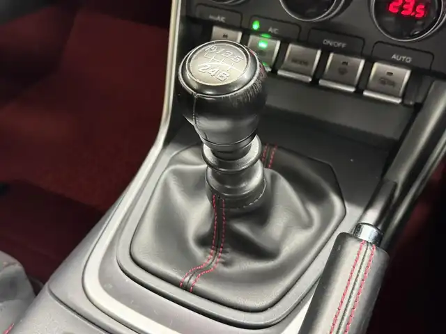 トヨタ ＧＲ８６ RZ 三重県 2022(令4)年 3.2万km クリスタルホワイトパール プレミアムガソリン/FR/6F/トヨタ純正 9インチナビ NSZT-Y68T/（FM/AM/CD/DVD/SD/SDREC/Bluetooth/TV）/安全/・後側方警戒支援システム［BSD］/・リヤクロストラフィックアラート［RCTA］/・VSC（横滑り防止機能）/・EBD付ABS/・SRS サイド＆カーテンシールドエアバッグ/装備/・ステアリング連動ヘッドライト［SRH］/・左右独立温度独立調整オートエアコン/・定速クルーズコントロール/・ステアリングスイッチ/・オートライト/・LEDヘッドライト/・リヤフォグライト/・充電用USBジャックx2/・走行制御モード（スポーツ/スノー）/・TRACKモード/・プッシュスタート/・スマートキーx2/・BOXERメーター（7インチカラー×液晶メーター）/・純正18inAW/・保/取/ナビ取/など