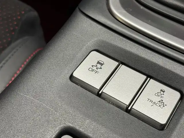 トヨタ ＧＲ８６ RZ 三重県 2022(令4)年 3.2万km クリスタルホワイトパール プレミアムガソリン/FR/6F/トヨタ純正 9インチナビ NSZT-Y68T/（FM/AM/CD/DVD/SD/SDREC/Bluetooth/TV）/安全/・後側方警戒支援システム［BSD］/・リヤクロストラフィックアラート［RCTA］/・VSC（横滑り防止機能）/・EBD付ABS/・SRS サイド＆カーテンシールドエアバッグ/装備/・ステアリング連動ヘッドライト［SRH］/・左右独立温度独立調整オートエアコン/・定速クルーズコントロール/・ステアリングスイッチ/・オートライト/・LEDヘッドライト/・リヤフォグライト/・充電用USBジャックx2/・走行制御モード（スポーツ/スノー）/・TRACKモード/・プッシュスタート/・スマートキーx2/・BOXERメーター（7インチカラー×液晶メーター）/・純正18inAW/・保/取/ナビ取/など