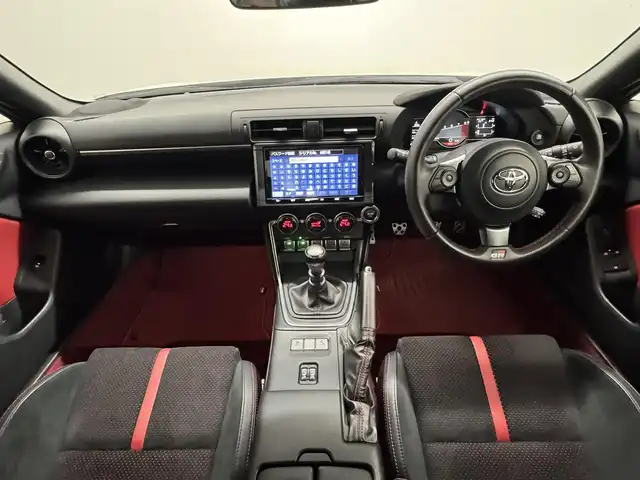 トヨタ ＧＲ８６ RZ 三重県 2022(令4)年 3.2万km クリスタルホワイトパール プレミアムガソリン/FR/6F/トヨタ純正 9インチナビ NSZT-Y68T/（FM/AM/CD/DVD/SD/SDREC/Bluetooth/TV）/安全/・後側方警戒支援システム［BSD］/・リヤクロストラフィックアラート［RCTA］/・VSC（横滑り防止機能）/・EBD付ABS/・SRS サイド＆カーテンシールドエアバッグ/装備/・ステアリング連動ヘッドライト［SRH］/・左右独立温度独立調整オートエアコン/・定速クルーズコントロール/・ステアリングスイッチ/・オートライト/・LEDヘッドライト/・リヤフォグライト/・充電用USBジャックx2/・走行制御モード（スポーツ/スノー）/・TRACKモード/・プッシュスタート/・スマートキーx2/・BOXERメーター（7インチカラー×液晶メーター）/・純正18inAW/・保/取/ナビ取/など