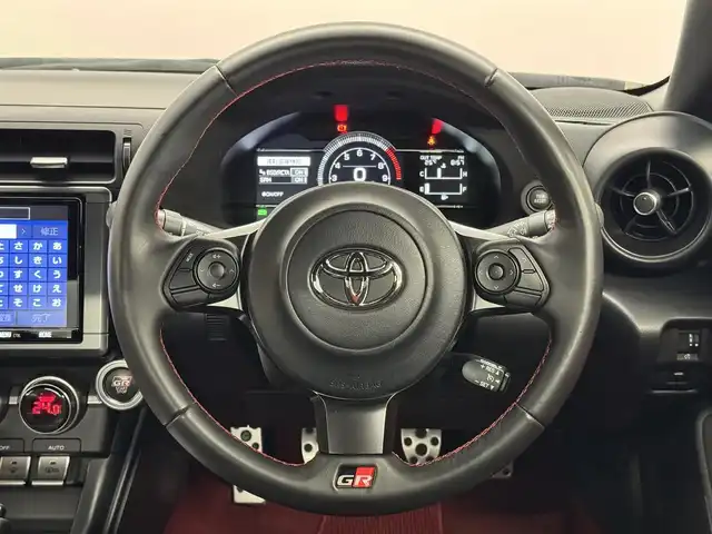 トヨタ ＧＲ８６ RZ 三重県 2022(令4)年 3.2万km クリスタルホワイトパール プレミアムガソリン/FR/6F/トヨタ純正 9インチナビ NSZT-Y68T/（FM/AM/CD/DVD/SD/SDREC/Bluetooth/TV）/安全/・後側方警戒支援システム［BSD］/・リヤクロストラフィックアラート［RCTA］/・VSC（横滑り防止機能）/・EBD付ABS/・SRS サイド＆カーテンシールドエアバッグ/装備/・ステアリング連動ヘッドライト［SRH］/・左右独立温度独立調整オートエアコン/・定速クルーズコントロール/・ステアリングスイッチ/・オートライト/・LEDヘッドライト/・リヤフォグライト/・充電用USBジャックx2/・走行制御モード（スポーツ/スノー）/・TRACKモード/・プッシュスタート/・スマートキーx2/・BOXERメーター（7インチカラー×液晶メーター）/・純正18inAW/・保/取/ナビ取/など