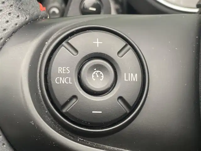 ＭＩＮＩ ミニ ジョンクーパーワークス コンバチ 香川県 2017(平29)年 3.9万km 赤Ⅱ 純正ナビ/→AM/FM/Bluetooth/ETC/バックカメラ/シートヒーター/LEDヘッドライト/ヘッドアップディスプレイ/レザーシート/アイドリングストップ/コーナーセンサー/ステアリングスイッチ/パドルシフト/革巻きステアリング/スマートキー/スペアキー×1/純正17インチアルミホイール