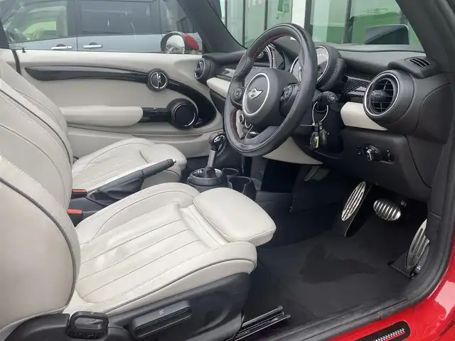 ＭＩＮＩ ミニ ジョンクーパーワークス コンバチ 香川県 2017(平29)年 3.9万km 赤Ⅱ 純正ナビ/→AM/FM/Bluetooth/ETC/バックカメラ/シートヒーター/LEDヘッドライト/ヘッドアップディスプレイ/レザーシート/アイドリングストップ/コーナーセンサー/ステアリングスイッチ/パドルシフト/革巻きステアリング/スマートキー/スペアキー×1/純正17インチアルミホイール