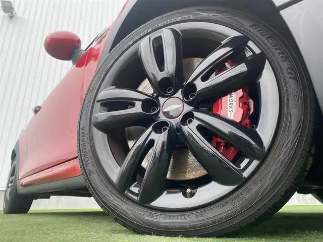 ＭＩＮＩ ミニ ジョンクーパーワークス コンバチ 香川県 2017(平29)年 3.9万km 赤Ⅱ 純正ナビ/→AM/FM/Bluetooth/ETC/バックカメラ/シートヒーター/LEDヘッドライト/ヘッドアップディスプレイ/レザーシート/アイドリングストップ/コーナーセンサー/ステアリングスイッチ/パドルシフト/革巻きステアリング/スマートキー/スペアキー×1/純正17インチアルミホイール
