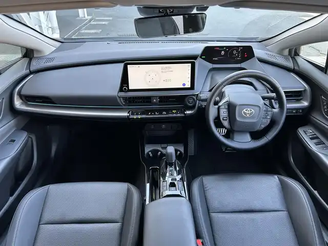 トヨタ プリウス Z 静岡県 2023(令5)年 3.8万km アティチュードブラックマイカ トヨタチームメイト/アドバンストパーク（駐車支援機能）/トヨタセーフティセンス/・レーダークルーズコントロール/・プリクラッシュセーフティー/・レーンディパーチャーアラート/・ブラインドスポットモニター/・クリアランスソナー/・後方車両接近告知/・パーキングサポートブレーキ/・ロードサインアシスト/・リヤクロストラフィックアラート/・プロアクティブドライビングアシスト/・リヤカメラディテクション/・安心降車アシスト/12.3型ディスプレイオーディオ/（TVキット付/走行中視聴可能）/ナビ機能なし/・BT.AM.FM.Miracast.USB/パノラミックビューモニター/デジタルインナーミラー/パワーバックドア/パワーシート/メモリ機能有り/合皮シート/シートヒーター /シートベンチレーション/ビルトインETC2.0/ダウンサス（RSR Ti2000)/ワイヤレス充電/ハンドルヒーター/純正19インチAW/AC100V1500W/純正フロアマット/LEDヘッドライト/ステアリングスイッチ